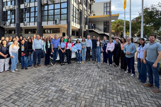 Prefeitura entrega ve&iacute;culo &agrave; Assist&ecirc;ncia Social e anuncia obra no Jardim Morumbi