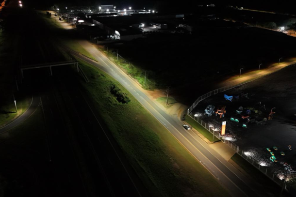 Prefeitura instala ilumina&ccedil;&atilde;o in&eacute;dita em acessos da BR-376 em Paranava&iacute;.