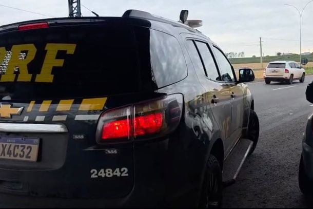 Suspeitos disseram que levariam a droga para Minas Gerais e receberiam dinheiro pelo transporte.