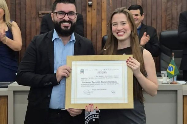 Homenagem reconhece a contribui&ccedil;&atilde;o do educador por meio do projeto Jovem Pol&iacute;tico: Simula&ccedil;&atilde;o Legislativa, voltado &agrave; forma&ccedil;&atilde;o cidad&atilde; de universit&aacute;rios.