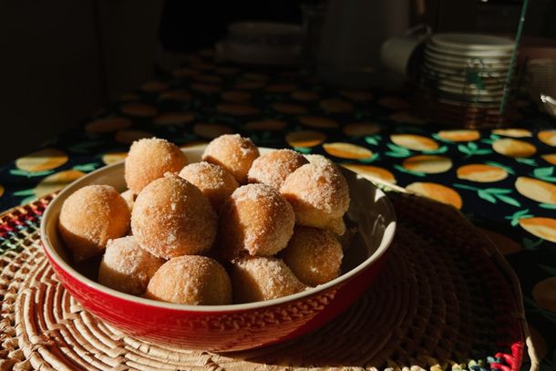 Uma receita que nasceu entre risadas, farinha espalhada pela cozinha e o amor vivido em fam&iacute;lia.