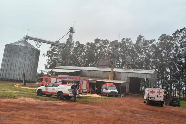 As causas da queda n&atilde;o foram informadas. A ocorr&ecirc;ncia mobilizou equipes da Defesa Civil, da Brigada Comunit&aacute;ria de Nova Esperan&ccedil;a e do SAMU.