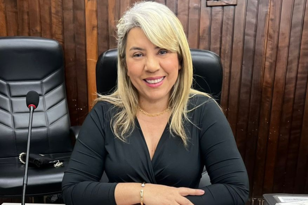 Professora Ivany Azevedo questiona modelo atual de marca&ccedil;&atilde;o de consultas e pede informa&ccedil;&otilde;es sobre ado&ccedil;&atilde;o de sistema online para reduzir filas e melhorar atendimento no SUS.