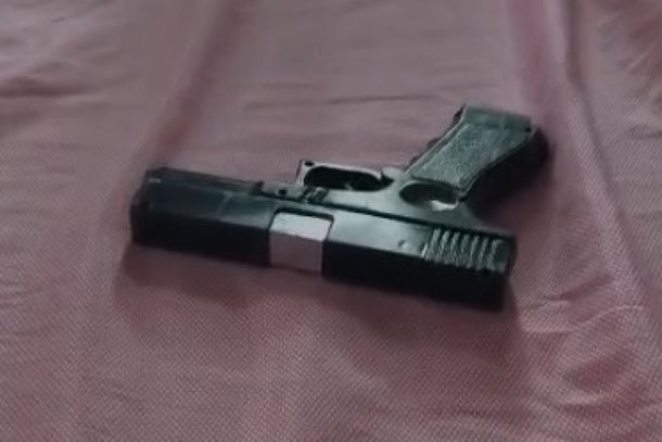 Honda Biz havia sido levada de uma resid&ecirc;ncia e foi encontrada escondida sob galhos; investiga&ccedil;&atilde;o levou a pol&iacute;cia at&eacute; o adolescente nesta segunda-feira (10).