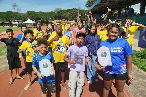 A escolinha &eacute; gratuita, atende crian&ccedil;as a partir dos 9 anos e funciona na pista de atletismo do Col&eacute;gio Estadual de Paranava&iacute;.
