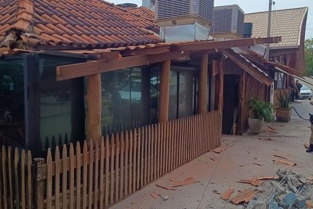 No local, o propriet&aacute;rio do com&eacute;rcio disse &agrave; equipe que o motorista de um caminh&atilde;o perdeu o controle do ve&iacute;culo, invadiu a cal&ccedil;ada e atingiu a fachada do estabelecimento. 