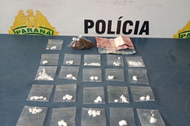 Pol&iacute;cia apreendeu 26 papelotes de coca&iacute;na, por&ccedil;&otilde;es de maconha e dinheiro durante a abordagem.