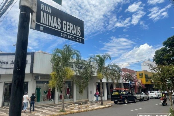A expectativa &eacute; de movimento maior nas lojas ao longo do dia, principalmente por conta das compras para o Dia dos Pais, celebrado neste domingo (9).