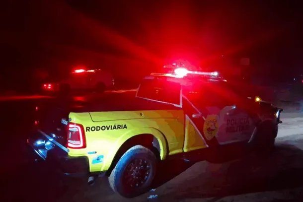 O autom&oacute;vel saiu da pista e capotou &agrave;s margens da rodovia. Ao todo, cinco pessoas estavam no carro: dois homens e tr&ecirc;s mulheres, entre elas a crian&ccedil;a.