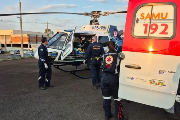 Uma crian&ccedil;a de 1 ano e 9 meses ficou gravemente ferida ap&oacute;s sofrer queimaduras provocadas por &aacute;gua quente nesta quinta-feira (27), em Mandagua&ccedil;u, na regi&atilde;o de Maring&aacute;. Ela precisou ser intubada e transportada de helic&oacute;ptero ao Hospital Universit&aacute;rio de Maring&aacute; (HU).  O acidente aconteceu no Parque Ouro Verde. Segundo o m&eacute;dico do Servi&ccedil;o de Atendimento M&oacute;vel de Urg&ecirc;ncia (Samu), Maur&iacute;cio Lemos, a crian&ccedil;a brincava enquanto a m&atilde;e cozinhava quando teria puxado utens&iacute;lios que estavam sobre o fog&atilde;o. Com isso, a &aacute;gua quente caiu sobre o corpo da menina.  Equipes locais realizaram os primeiros atendimentos. Devido &agrave; gravidade das queimaduras, o servi&ccedil;o aerom&eacute;dico do Samu foi acionado para fazer a transfer&ecirc;ncia da v&iacute;tima at&eacute; Maring&aacute;.  Antes do transporte, a crian&ccedil;a foi estabilizada e intubada. Conforme o m&eacute;dico, o quadro era delicado devido &agrave;s les&otilde;es causadas pela escaldadura.  Depois de chegar ao Hospital Universit&aacute;rio, a menina foi encaminhada para avalia&ccedil;&atilde;o especializada. Entre os poss&iacute;veis procedimentos est&aacute; o desbridamento, t&eacute;cnica utilizada para retirar tecidos atingidos e auxiliar no tratamento de determinadas queimaduras.  Uma ambul&acirc;ncia deu apoio ap&oacute;s o pouso do helic&oacute;ptero e levou a crian&ccedil;a at&eacute; o interior do hospital. O estado de sa&uacute;de dela era considerado grave at&eacute; a &uacute;ltima atualiza&ccedil;&atilde;o.
