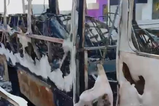 Ve&iacute;culo usado no transporte de funcion&aacute;rios estava desligado e vazio; motorista dormia quando o fogo come&ccedil;ou.