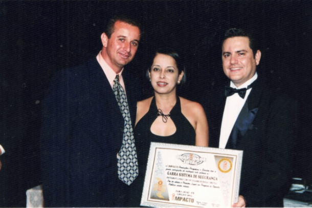 Paulo Sergio Batista Gon&ccedil;alves e Rosemary Boneti Gon&ccedil;alves recebendo o Pr&ecirc;mio Impacto no ano de 2003 (Fonte: Reprodu&ccedil;&atilde;o da fam&iacute;lia)