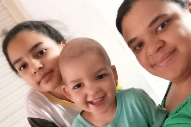 Diagnosticado com neuroblastoma em est&aacute;gio 4, menino precisa de um medicamento de alto custo. M&atilde;e tamb&eacute;m solicita doa&ccedil;&otilde;es de alimentos e roupas.