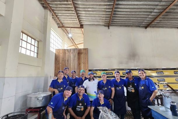 A&ccedil;&atilde;o promovida pelo Rotary Club de Paranava&iacute;-Entre Rios preparou cerca de 700 marmitas e tamb&eacute;m beneficiou institui&ccedil;&otilde;es sociais do munic&iacute;pio.