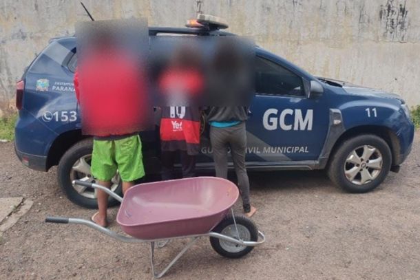 Os tr&ecirc;s envolvidos foram encaminhados &agrave; Delegacia de Pol&iacute;cia Civil, juntamente com a droga, dinheiro, celulares, apetrechos e a carriola recuperada.