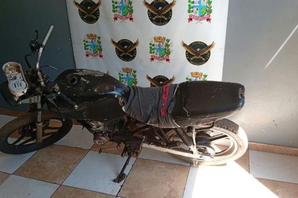 Im&oacute;vel no Conjunto Geraldo Felippe j&aacute; era alvo de den&uacute;ncias relacionadas ao tr&aacute;fico; um adolescente fugiu durante a abordagem.