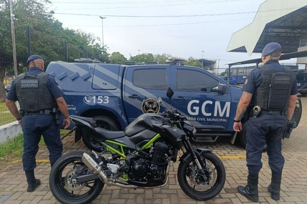 A Guarda Civil Municipal de Paranava&iacute; (GCM) apreendeu mais uma motocicleta de alta cilindrada durante uma fiscaliza&ccedil;&atilde;o de tr&acirc;nsito realizada na manh&atilde; desta quinta-feira (6). O ve&iacute;culo apresentava irregularidades semelhantes &agrave;s constatadas em uma apreens&atilde;o registrada no &uacute;ltimo dia 4, mas se trata de uma ocorr&ecirc;ncia diferente.  Durante a abordagem, os agentes verificaram que a motocicleta circulava com escapamento irregular, provocando ru&iacute;do excessivo e causando perturba&ccedil;&atilde;o da ordem p&uacute;blica. Al&eacute;m disso, o pneu dianteiro apresentava desgaste acentuado, conhecido popularmente como "pneu careca", condi&ccedil;&atilde;o que compromete a seguran&ccedil;a do ve&iacute;culo e aumenta o risco de acidentes.  Diante das irregularidades, foram lavrados os Autos de Infra&ccedil;&atilde;o de Tr&acirc;nsito (AITs) previstos na legisla&ccedil;&atilde;o. A motocicleta foi removida e encaminhada ao p&aacute;tio, onde permanecer&aacute; at&eacute; que sejam realizadas as adequa&ccedil;&otilde;es necess&aacute;rias para a regulariza&ccedil;&atilde;o.  A Guarda Civil Municipal informou que as fiscaliza&ccedil;&otilde;es continuar&atilde;o sendo intensificadas no munic&iacute;pio, com o objetivo de retirar de circula&ccedil;&atilde;o ve&iacute;culos que ofere&ccedil;am riscos &agrave; seguran&ccedil;a vi&aacute;ria e combater situa&ccedil;&otilde;es de perturba&ccedil;&atilde;o do sossego p&uacute;blico.  A corpora&ccedil;&atilde;o refor&ccedil;ou ainda que a ocorr&ecirc;ncia desta quinta-feira envolve uma motocicleta diferente daquela apreendida no dia 4, apesar de ambas apresentarem irregularidades relacionadas ao escapamento e &agrave;s condi&ccedil;&otilde;es de circula&ccedil;&atilde;o.