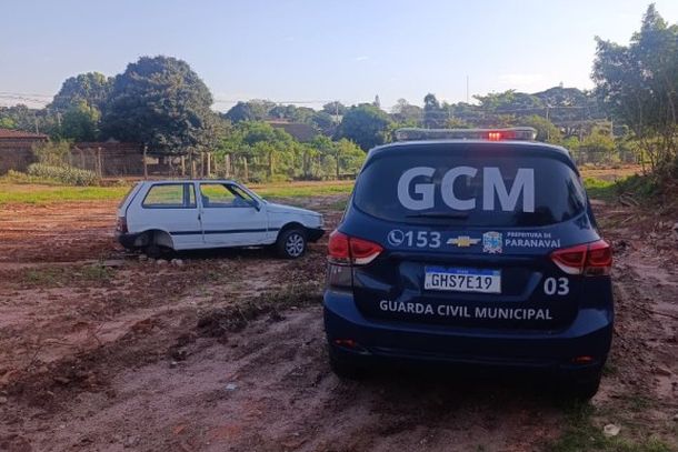 Fiat Uno foi localizado sem as rodas traseiras e a bateria, al&eacute;m de apresentar danos na fia&ccedil;&atilde;o e outras avarias.