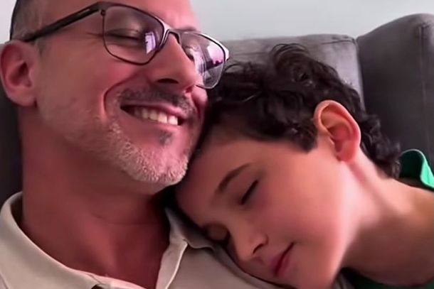 V&iacute;deo da influenciadora Soraia Avelar mostra a rela&ccedil;&atilde;o de carinho entre o filho Lucas e o companheiro dela, Leandro.