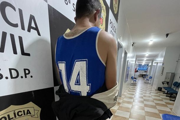Suspeito foi localizado em uma resid&ecirc;ncia abandonada ap&oacute;s o estabelecimento ter o vidro quebrado durante a madrugada.