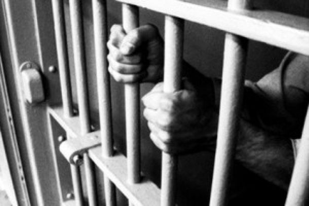 Suspeito de 21 anos teria se aproximado da v&iacute;tima em local p&uacute;blico e feito novo contato por aplicativo, desrespeitando decis&atilde;o judicial.