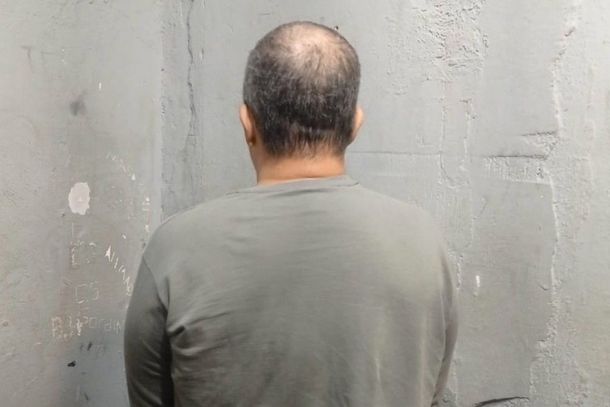 Segundo o boletim, ele &eacute; acusado de matar o ent&atilde;o s&oacute;cio, de 47 anos, e tentar matar o filho da v&iacute;tima, de 21 anos, em frente &agrave; rodovi&aacute;ria da cidade no dia 17 de mar&ccedil;o deste ano.