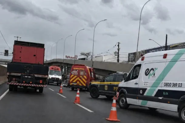 V&iacute;tima conseguiu parar o carro na pista, mas n&atilde;o resistiu apesar das tentativas de reanima&ccedil;&atilde;o; ocorr&ecirc;ncia causou congestionamento.
