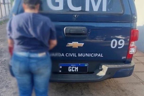 Mulher de 36 anos teria danificado estruturas do hospital e agredido um enfermeiro durante a ocorr&ecirc;ncia.