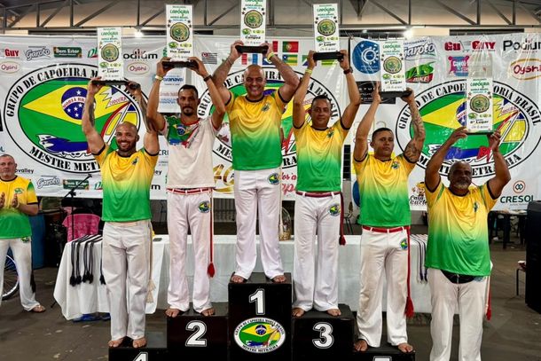 A delega&ccedil;&atilde;o reuniu capoeiristas do Centro de Treinamento Mori&aacute; Brasil, NY Academia e CMEI Alzira Mendon&ccedil;a, de Paranava&iacute;, al&eacute;m de integrantes do Projeto Bom Menino e da Associa&ccedil;&atilde;o Arco-&Iacute;ris, de Alto Paran&aacute;, e representantes das cidades de Luiziana e Iretama. 