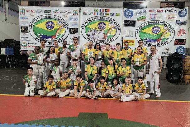 A delega&ccedil;&atilde;o reuniu capoeiristas do Centro de Treinamento Mori&aacute; Brasil, NY Academia e CMEI Alzira Mendon&ccedil;a, de Paranava&iacute;, al&eacute;m de integrantes do Projeto Bom Menino e da Associa&ccedil;&atilde;o Arco-&Iacute;ris, de Alto Paran&aacute;, e representantes das cidades de Luiziana e Iretama. 
