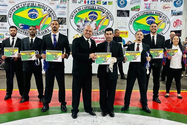 A delega&ccedil;&atilde;o reuniu capoeiristas do Centro de Treinamento Mori&aacute; Brasil, NY Academia e CMEI Alzira Mendon&ccedil;a, de Paranava&iacute;, al&eacute;m de integrantes do Projeto Bom Menino e da Associa&ccedil;&atilde;o Arco-&Iacute;ris, de Alto Paran&aacute;, e representantes das cidades de Luiziana e Iretama. 