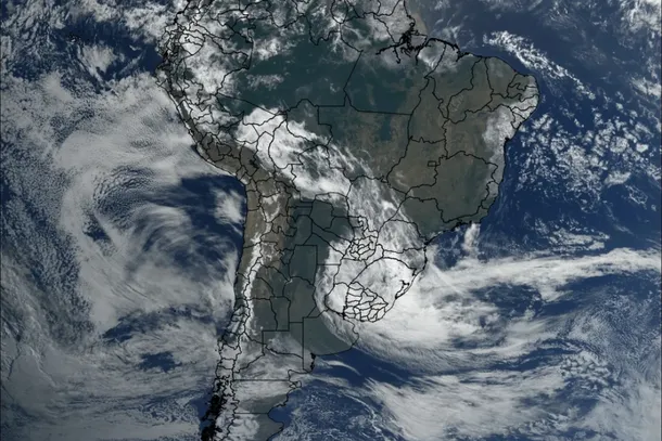 Aviso prev&ecirc; chuva intensa, ventos de at&eacute; 60 km/h e possibilidade de queda de granizo nesta quinta-feira (20).