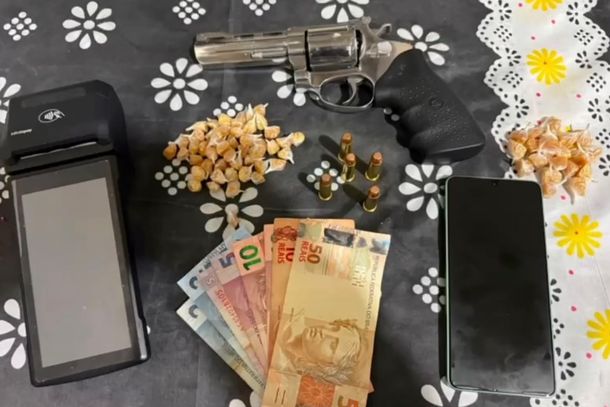 Segundo a Pol&iacute;cia Civil, a integra&ccedil;&atilde;o entre as for&ccedil;as de seguran&ccedil;a foi fundamental para o cumprimento das dilig&ecirc;ncias e o sucesso da opera&ccedil;&atilde;o. Os cinco suspeitos foram presos em flagrante, em tese, pelos crimes de tr&aacute;fico de drogas e posse irregular de arma de fogo e muni&ccedil;&otilde;es.
