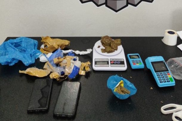 Dupla foi abordada no Jardim S&atilde;o Jorge; maconha, m&aacute;quinas de cart&atilde;o e um carro foram apreendidos.