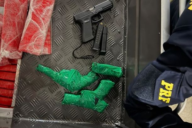 Droga estava em fundo falso de embarca&ccedil;&atilde;o transportada por um carro; motorista e passageiro fugiram para uma &aacute;rea de mata durante a fiscaliza&ccedil;&atilde;o.