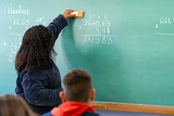 A possibilidade pode beneficiar acad&ecirc;micos e graduados de &aacute;reas correlatas, como Matem&aacute;tica e F&iacute;sica ou Letras e Pedagogia, ampliando as oportunidades de atribui&ccedil;&atilde;o de aulas.