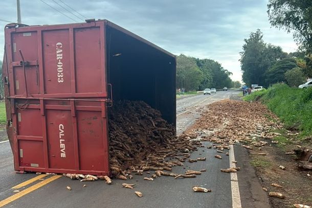 Acidente n&atilde;o deixou feridos e causou apenas danos parciais &agrave; carga transportada.
