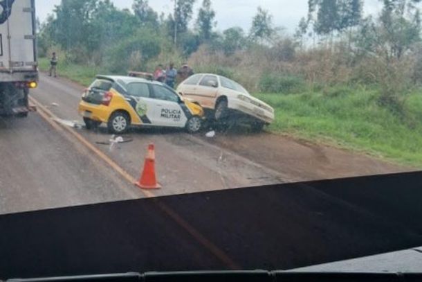 Colis&atilde;o entre uma viatura Toyota Etios e um Volkswagen Gol deixou uma mulher, um adolescente e um beb&ecirc; feridos.
