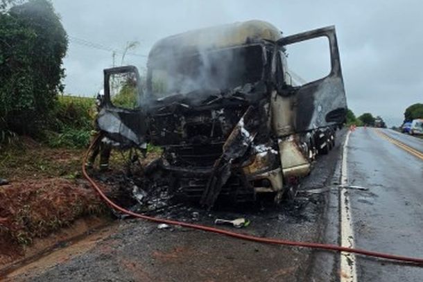 A condutora, de 45 anos, percebeu o inc&ecirc;ndio, conseguiu parar o ve&iacute;culo no acostamento e deixou o caminh&atilde;o sem ferimentos.