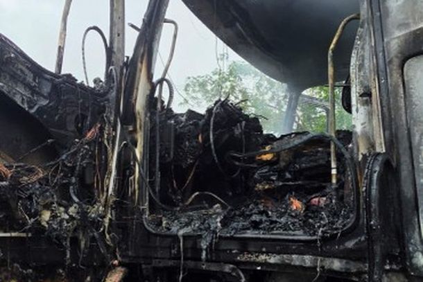 A condutora, de 45 anos, percebeu o inc&ecirc;ndio, conseguiu parar o ve&iacute;culo no acostamento e deixou o caminh&atilde;o sem ferimentos.