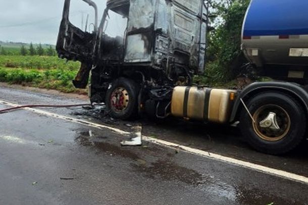 A condutora, de 45 anos, percebeu o inc&ecirc;ndio, conseguiu parar o ve&iacute;culo no acostamento e deixou o caminh&atilde;o sem ferimentos.