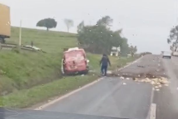 Duas v&iacute;timas ficaram feridas; uma delas ficou presa &agrave;s ferragens e precisou ser retirada com apoio das equipes de resgate e encaminhada por suporte a&eacute;reo.