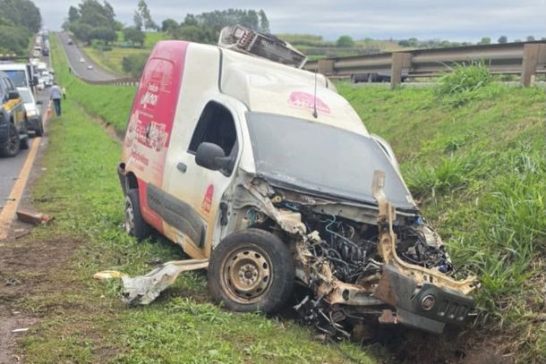 Colis&atilde;o aconteceu na manh&atilde; desta quarta-feira (23), no km 153 da rodovia; motorista de carreta deixou o local antes da chegada da PRF.