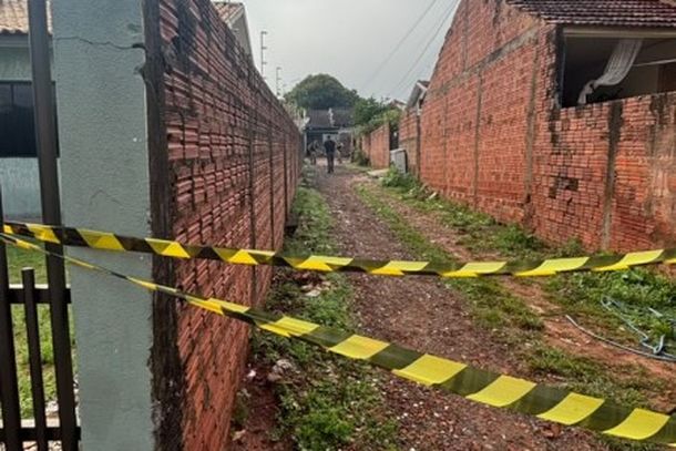 Homem de 24 anos, rec&eacute;m-liberto do sistema prisional, foi baleado e levado ao hospital; m&atilde;e dele, de 54 anos, e um suspeito morreram no local.