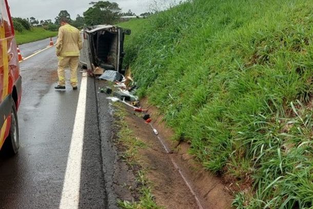 O ve&iacute;culo foi removido e encaminhado ao Posto da Pol&iacute;cia Rodovi&aacute;ria (PPRv) de Tamboara com apoio do guincho do 8&ordm; Batalh&atilde;o da Pol&iacute;cia Militar.