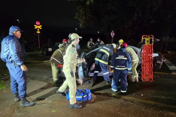 Uma mulher ficou ferida ap&oacute;s o carro que conduzia ser atingido por uma locomotiva no final da madrugada desta quarta-feira (23), em Sarandi,