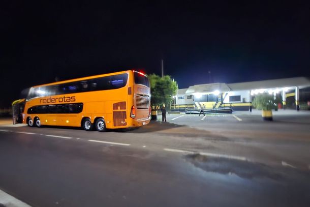 Grupo abordou coletivo ap&oacute;s a ponte do Rio Iva&iacute;, em Floresta, e obrigou motorista a entrar em uma estrada rural.