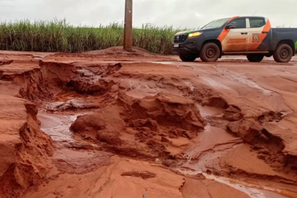 Volume de chuva provocou atoleiros, alagamentos e enxurradas em diferentes trechos da zona rural, que recebem atendimento das equipes municipais.