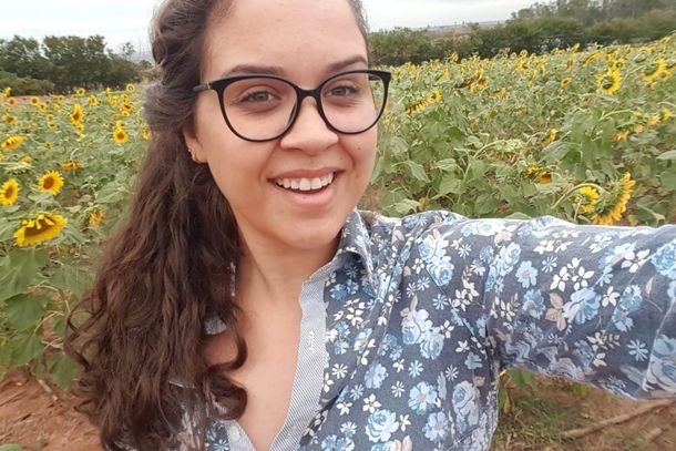 Neste 13 de setembro, o Dia Mundial do Agr&ocirc;nomo tamb&eacute;m &eacute; uma oportunidade para reconhecer hist&oacute;rias como a de Bianca e lembrar que a Agronomia est&aacute; presente n&atilde;o apenas no campo, mas em diferentes &aacute;reas que ajudam a transformar e fortalecer o setor rural.