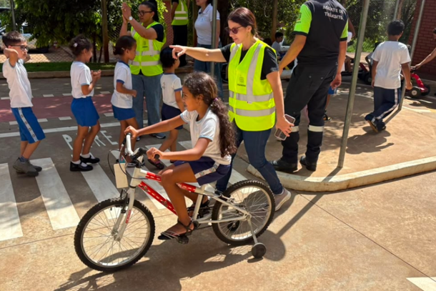 Alunos da rede municipal vivenciaram situa&ccedil;&otilde;es de circula&ccedil;&atilde;o e seguran&ccedil;a na minicidade localizada na Vila Oper&aacute;ria.
